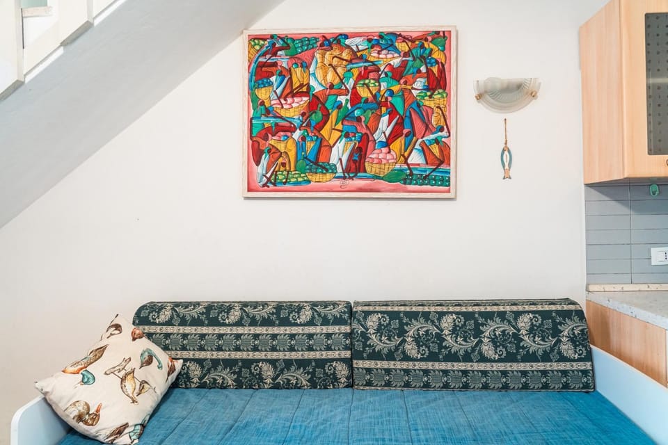 Bed, Living room, Decorative detail