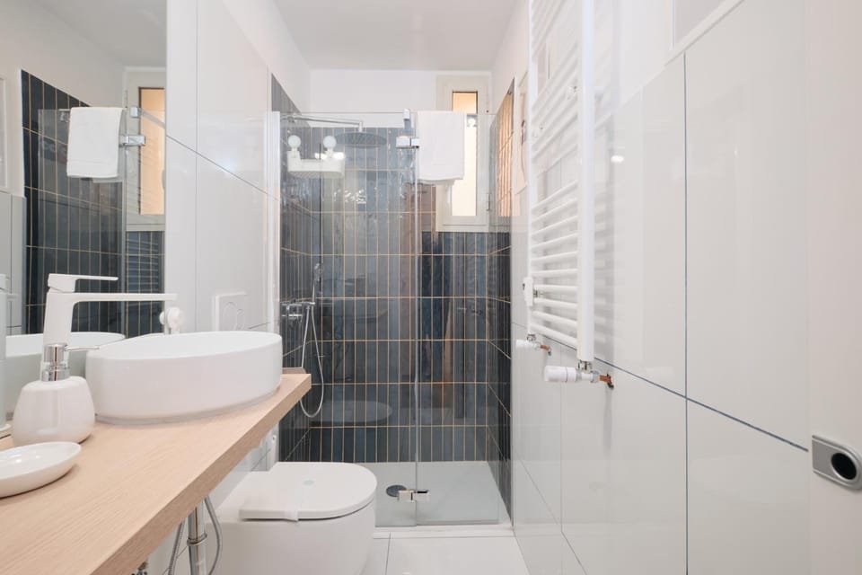 Shower, Toilet, Bathroom, towels