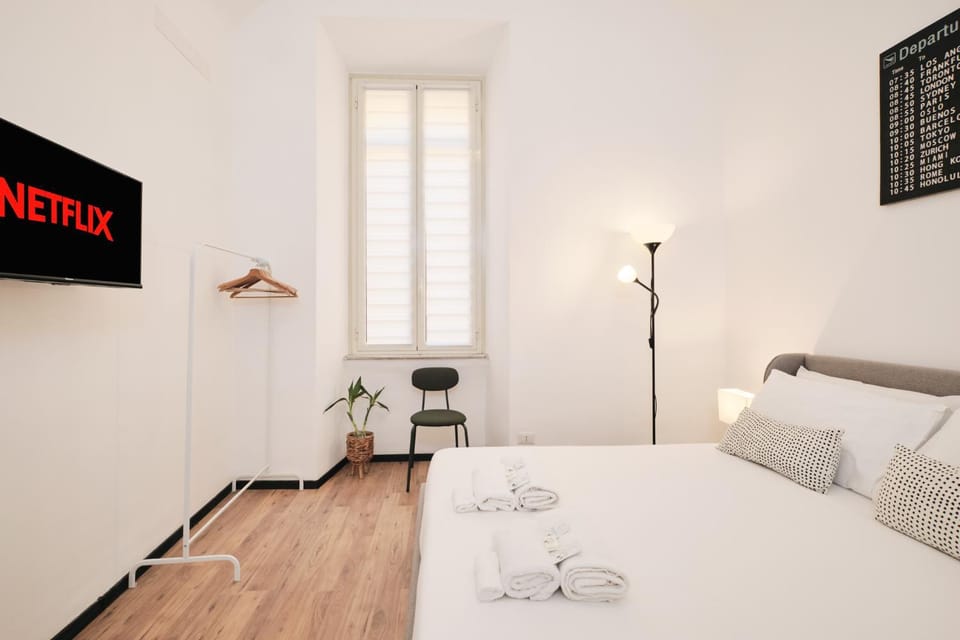 Bed, TV and multimedia, Photo of the whole room, Bedroom, towels