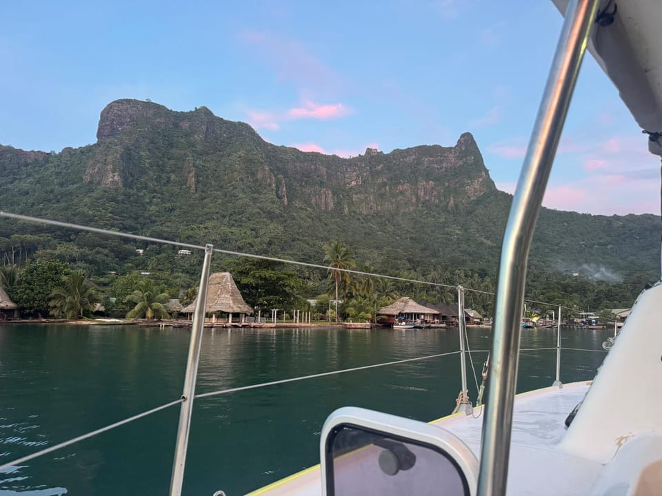 Nuit insolite sur un catamaran Docked boat in Moorea-Maiao