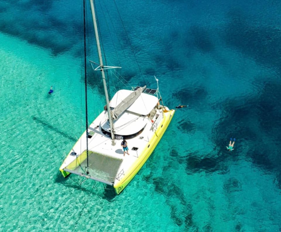 Nuit insolite sur un catamaran Docked boat in Moorea-Maiao