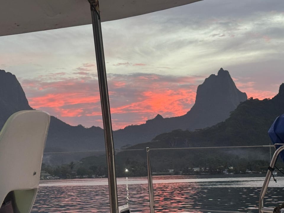 Nuit insolite sur un catamaran Docked boat in Moorea-Maiao