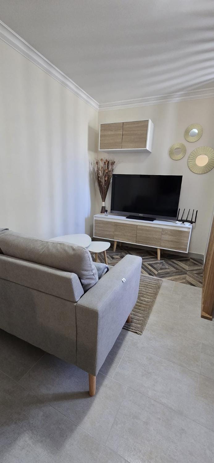 TV and multimedia, Living room, Seating area, Evening entertainment