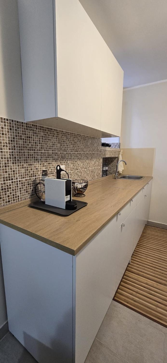 Coffee/tea facilities, Kitchen or kitchenette, stove