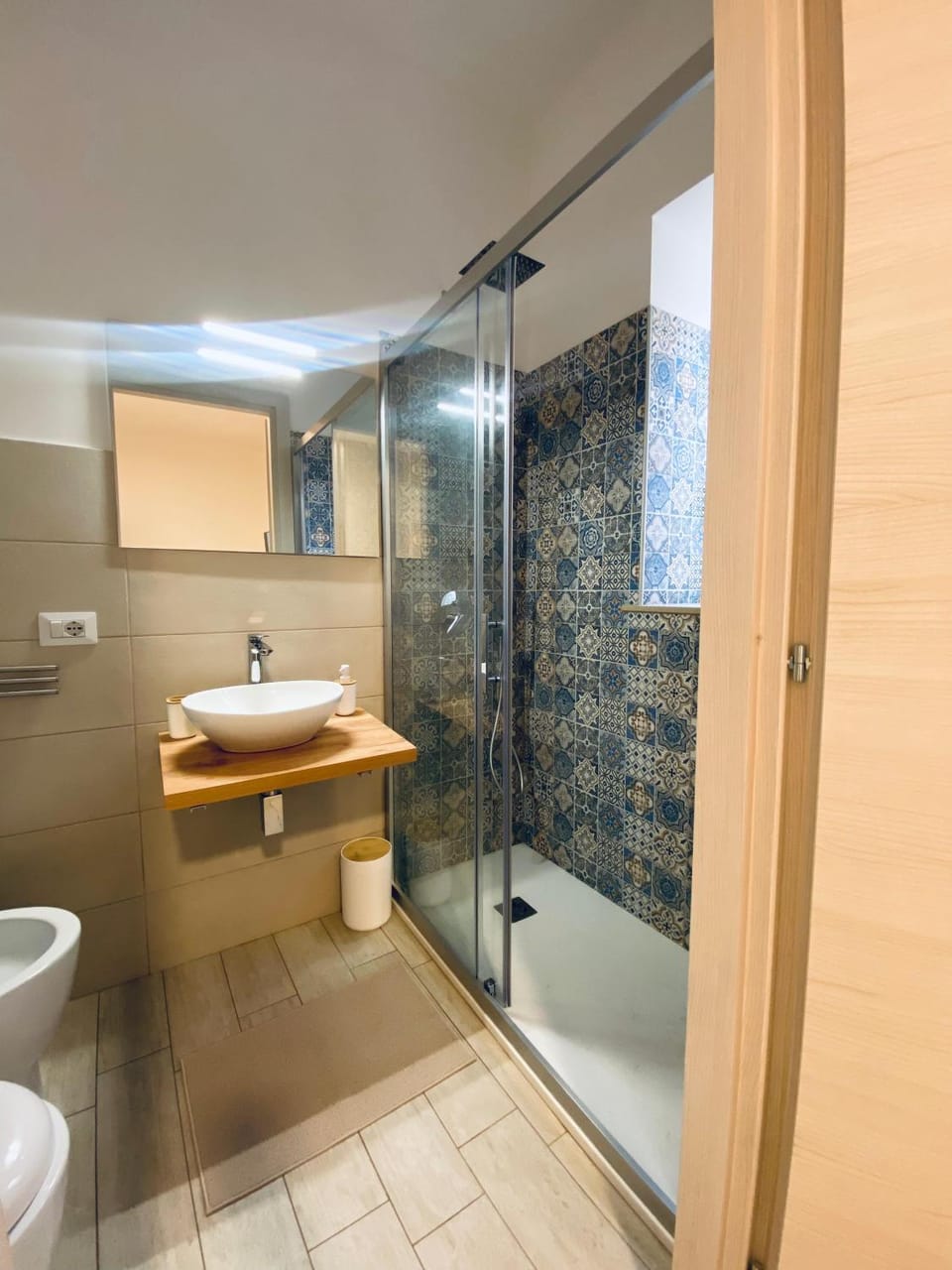 Shower, Toilet, Bathroom, bidet, towels