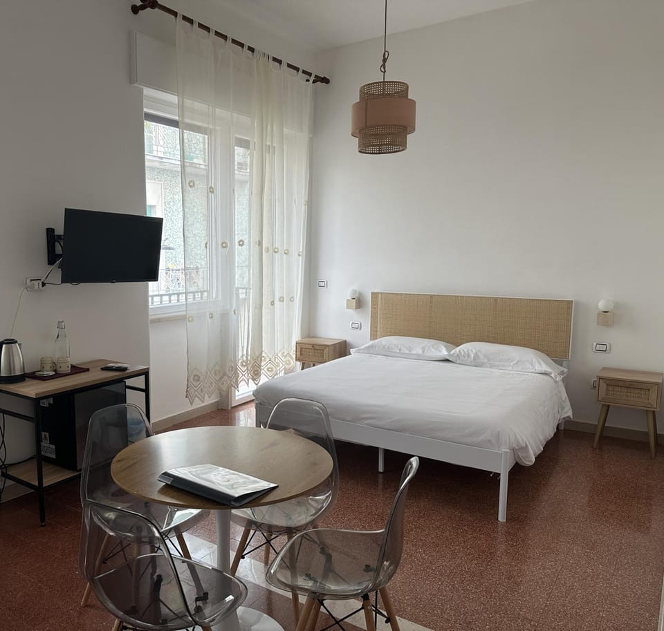 Bed, TV and multimedia, Photo of the whole room, Seating area, Bedroom, air conditioner