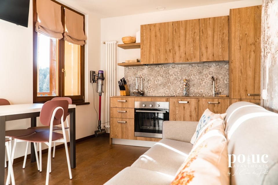 Kitchen or kitchenette, Living room, Dining area, oven, pet friendly, stove