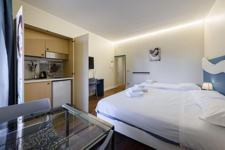 Kitchen or kitchenette, Dining area, Bedroom