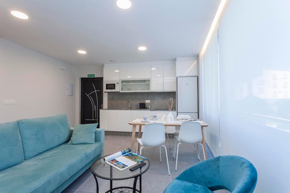 Kitchen or kitchenette, Living room, Dining area, oven, pet friendly, stove