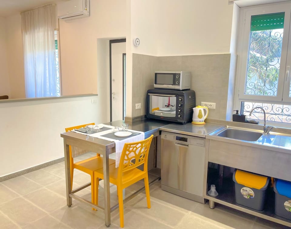 Kitchen or kitchenette, Dining area, oven, stove