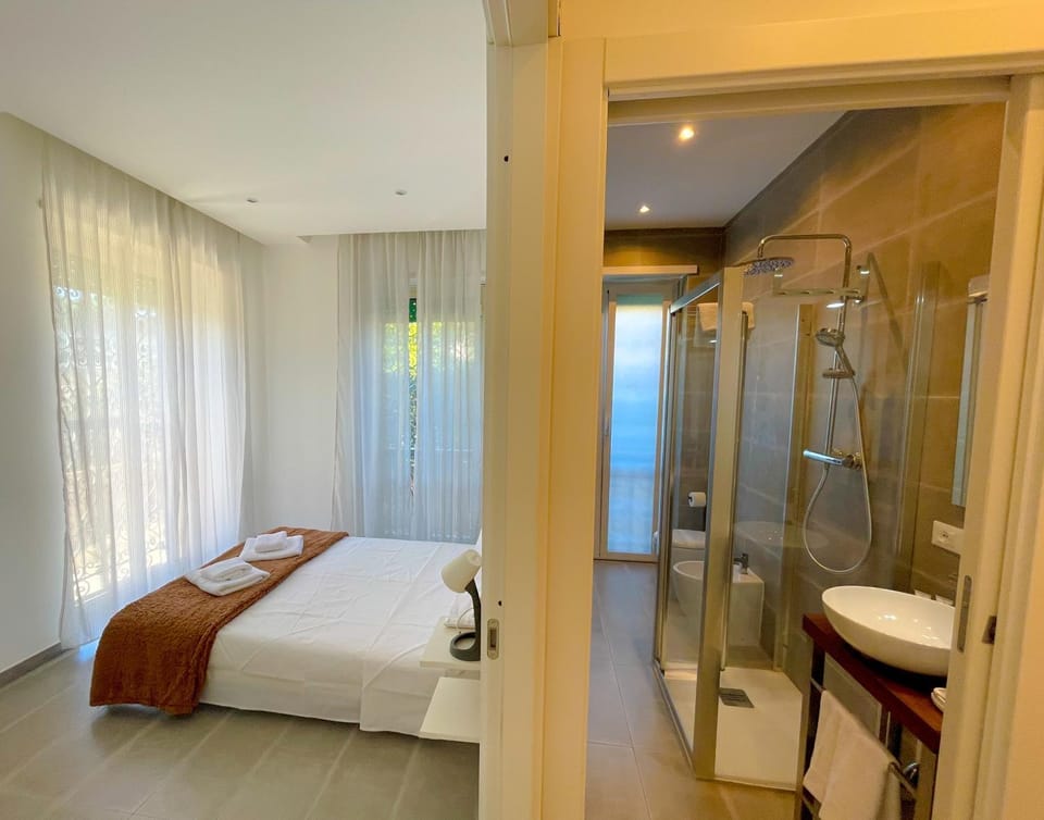 Shower, Bed, Bathroom, Photo of the whole room, Bedroom, towels