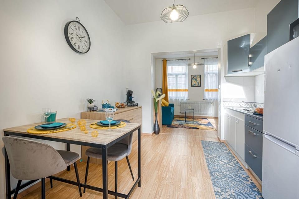 Kitchen or kitchenette, Seating area, Dining area, stove