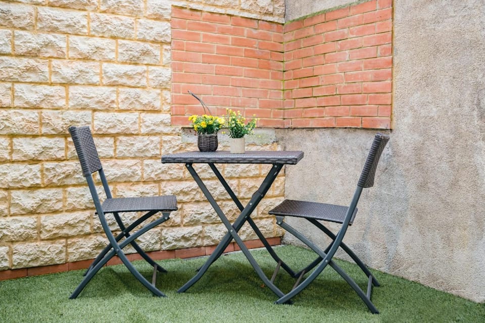 Patio, Patio, Nearby landmark, Day, Balcony/Terrace, Dining area