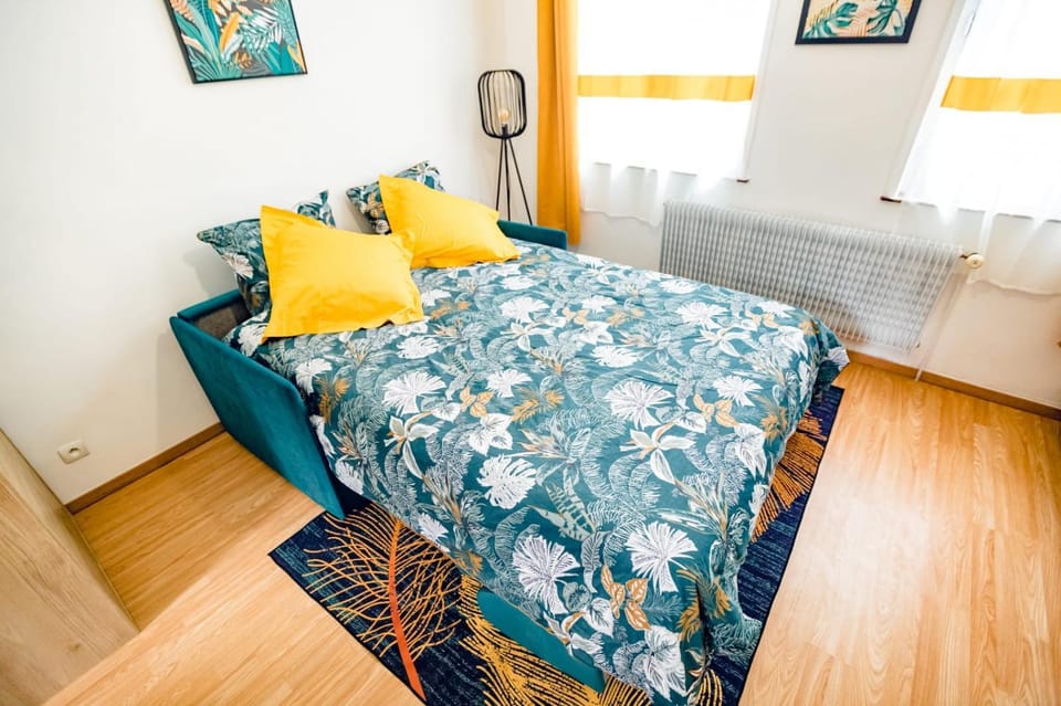 Nearby landmark, Bed, Night, Photo of the whole room, Bedroom, furniture