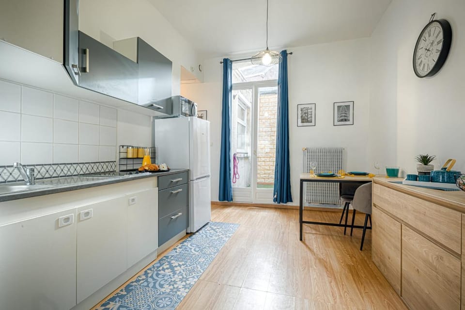 Kitchen or kitchenette, Dining area, stove