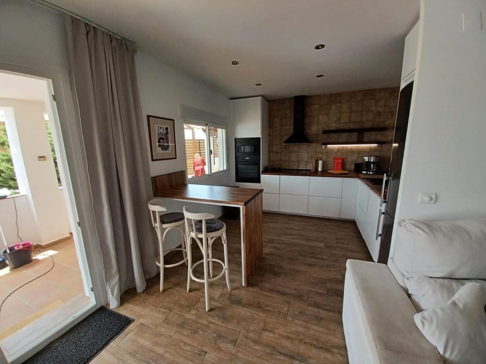 Kitchen or kitchenette, Dining area, oven, stove