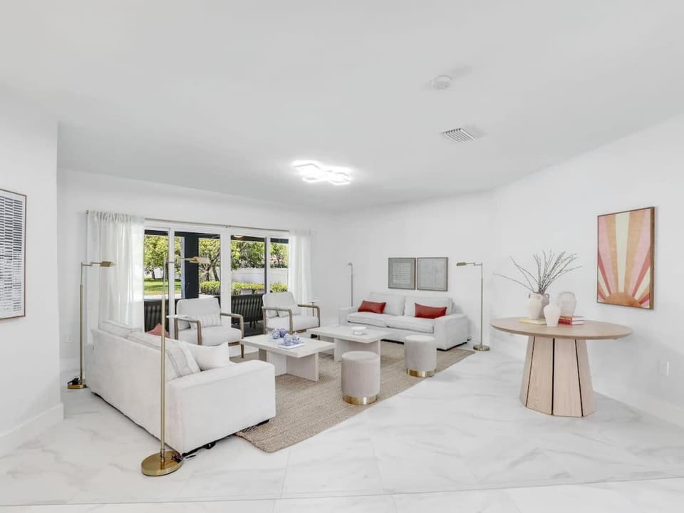 Luxury 6 000 sqft Oasis- Pool Sleeps 16 House in Lee County