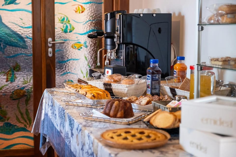 Food and drinks, Food, Breakfast, Continental breakfast, Buffet breakfast, minibar