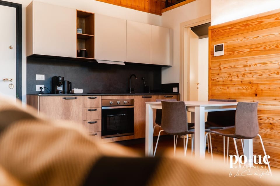Coffee/tea facilities, Kitchen or kitchenette, Living room, Dining area, dishwasher, oven, stove