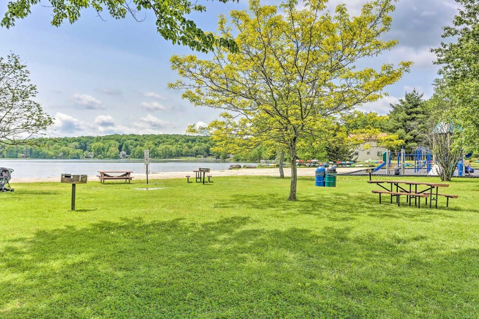 Family Home in Arrowhead Lake w/ Fire Pit! House in Coolbaugh Township