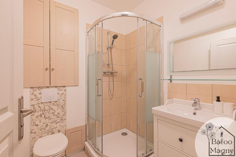 Shower, Toilet, Bathroom, towels