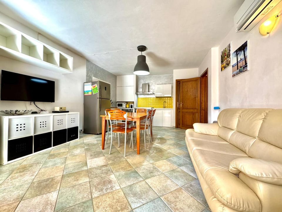TV and multimedia, Kitchen or kitchenette, Living room, Dining area, dishwasher, oven, stove