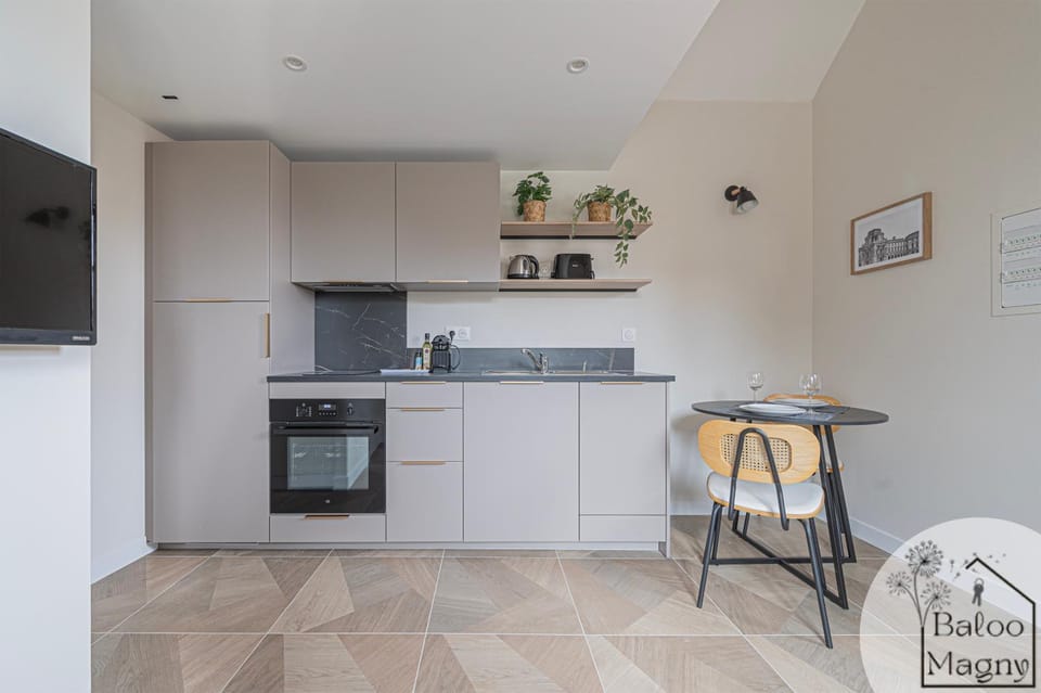 TV and multimedia, Kitchen or kitchenette, Dining area, oven, stove