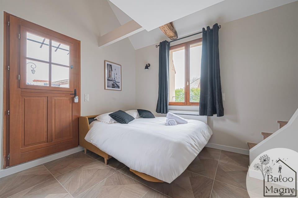 Bed, Bedroom, towels