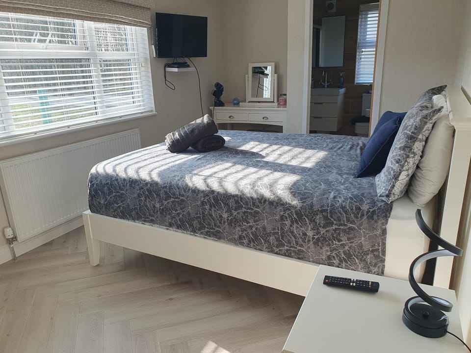 Bed, TV and multimedia, Bedroom, towels