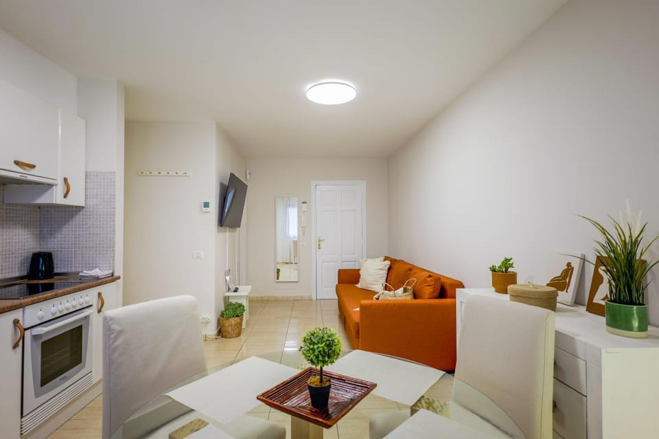 Kitchen or kitchenette, Living room, Seating area, oven, stove