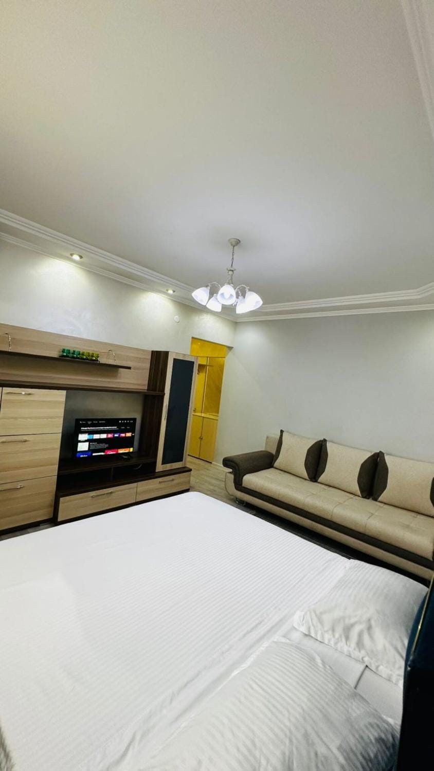 Bed, TV and multimedia, Photo of the whole room, Bedroom