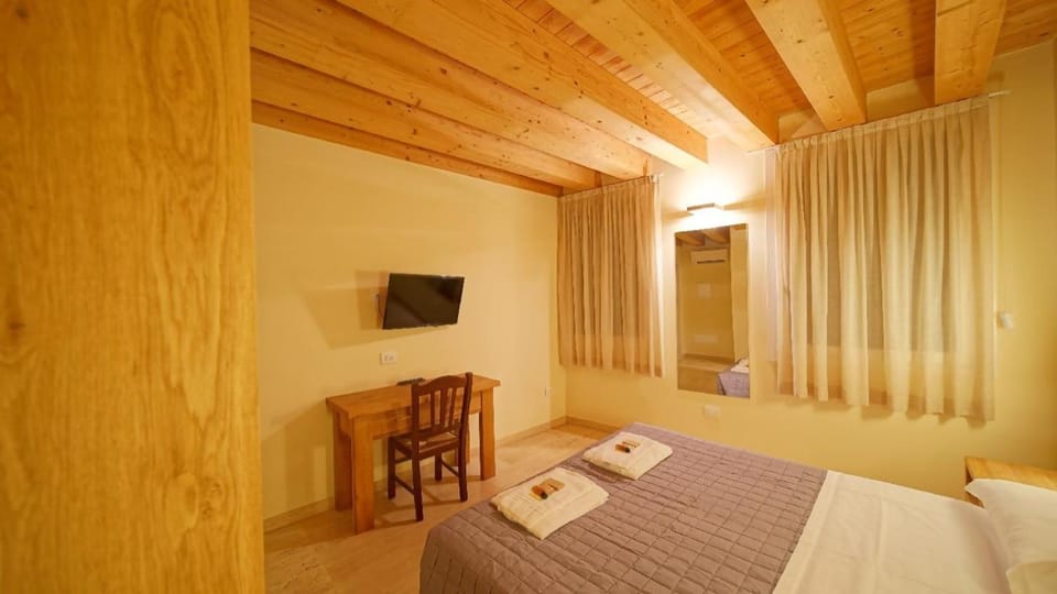 Bed, TV and multimedia, Bedroom