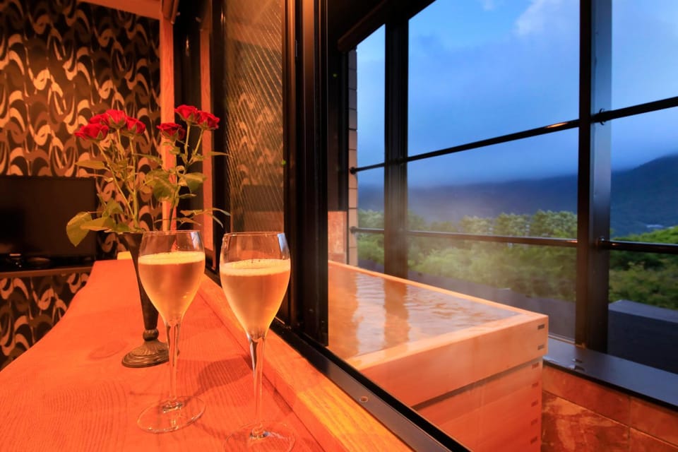 Bathroom, Balcony/Terrace, Photo of the whole room, Decorative detail, Mountain view, Bath