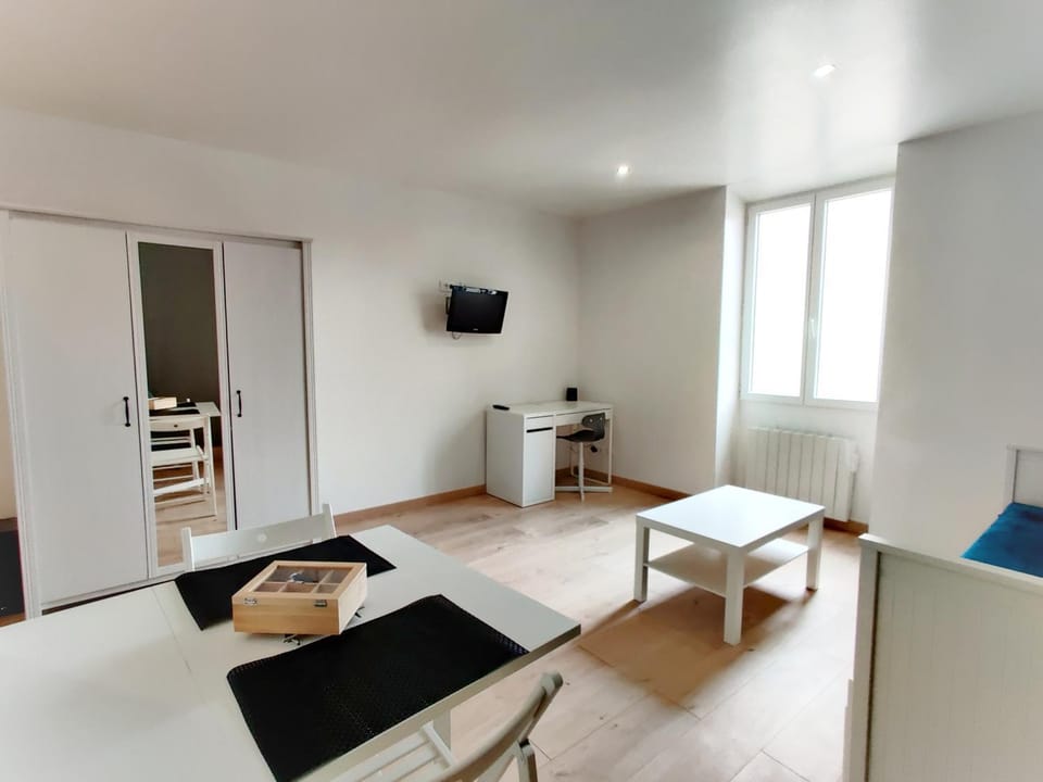 Bed, TV and multimedia, Living room, Dining area, Bedroom