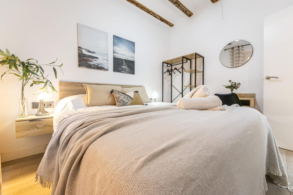 Bed, Photo of the whole room, Bedroom