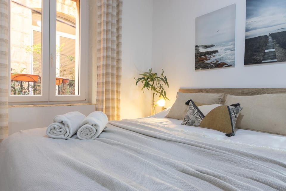 Bed, Bedroom, towels