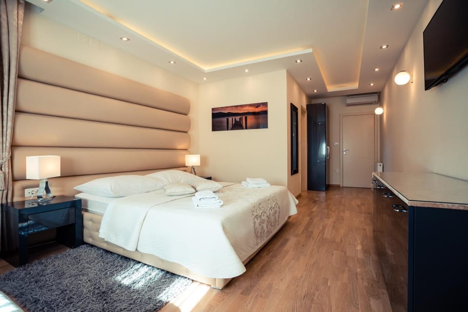 Bed, TV and multimedia, Photo of the whole room, Bedroom, wardrobe