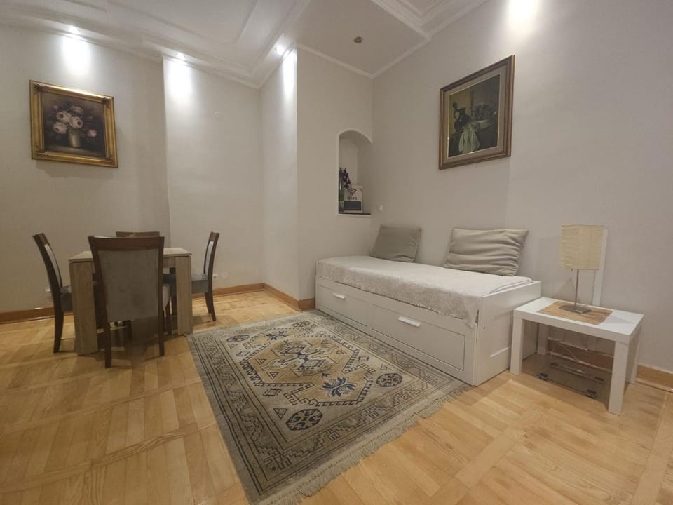 Bed, Seating area