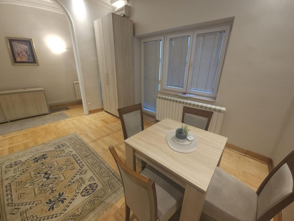 Seating area, Dining area