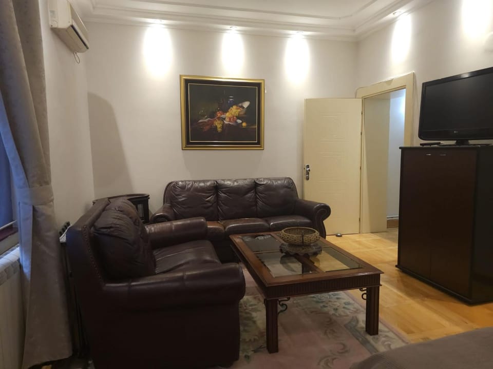 TV and multimedia, Living room, Seating area, Evening entertainment