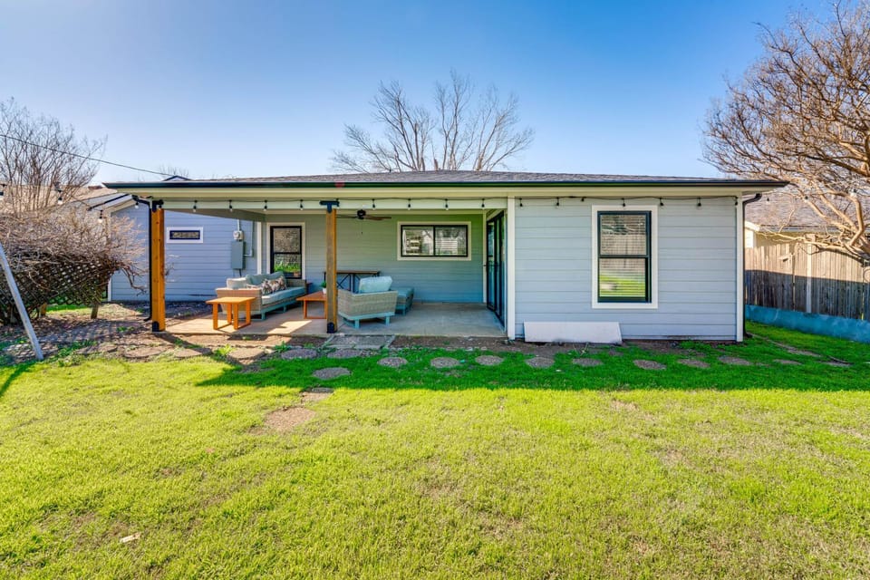 Stylish Irving Retreat w/ Private Patio House in Irving