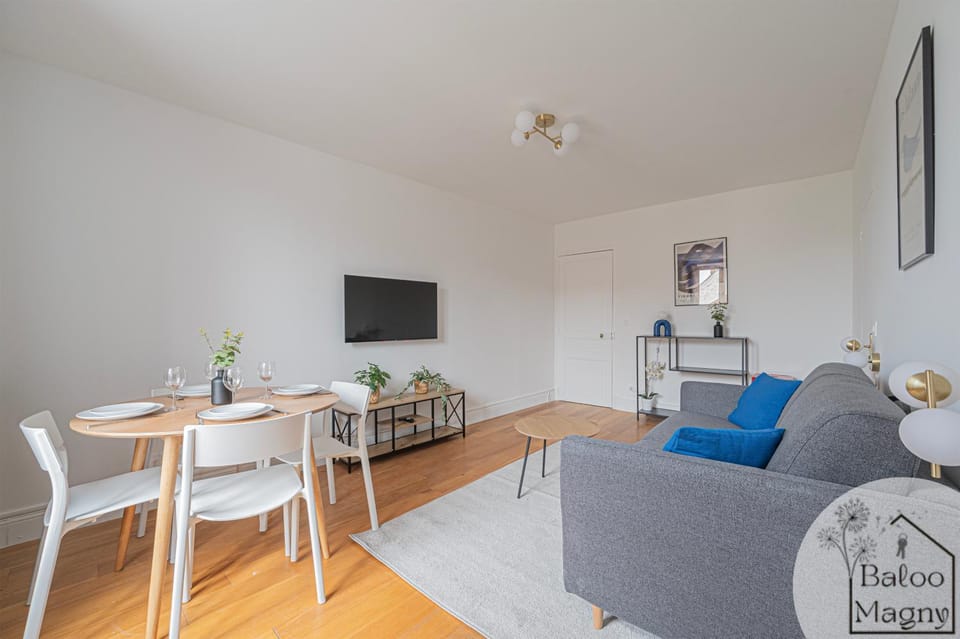 Communal lounge/ TV room, TV and multimedia, Living room, Seating area, Dining area