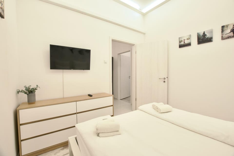 Bed, TV and multimedia, Bedroom
