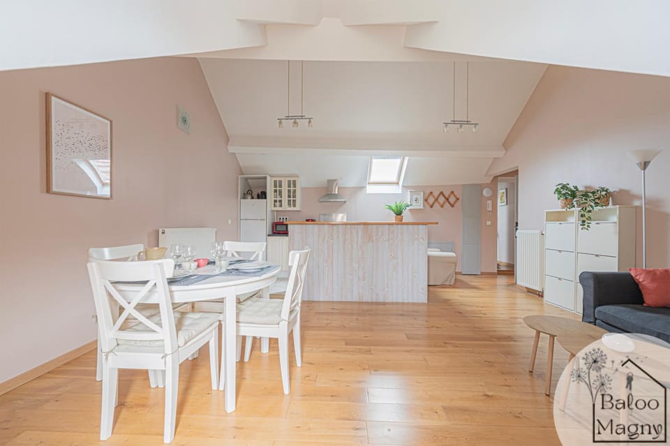 Kitchen or kitchenette, Living room, Seating area, Dining area