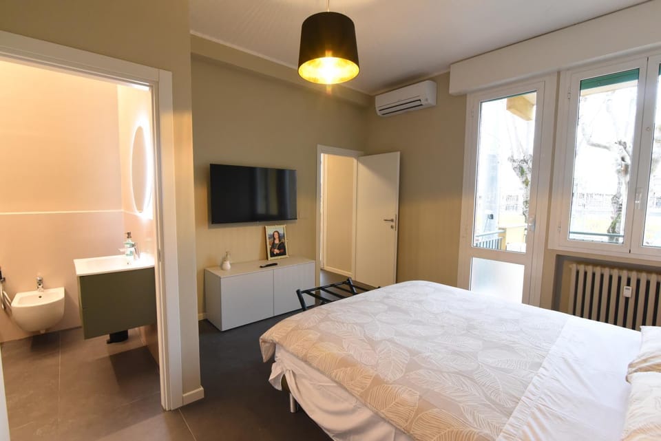 Bathroom, TV and multimedia