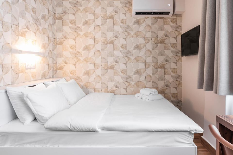 Bed, TV and multimedia, air conditioner