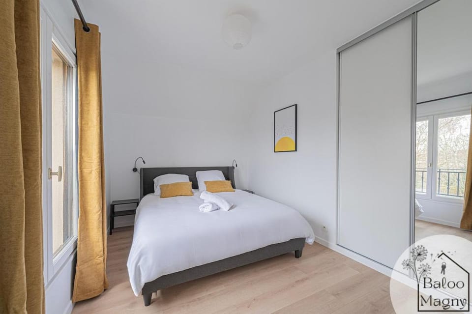 Bed, Photo of the whole room, Bedroom, towels, wardrobe