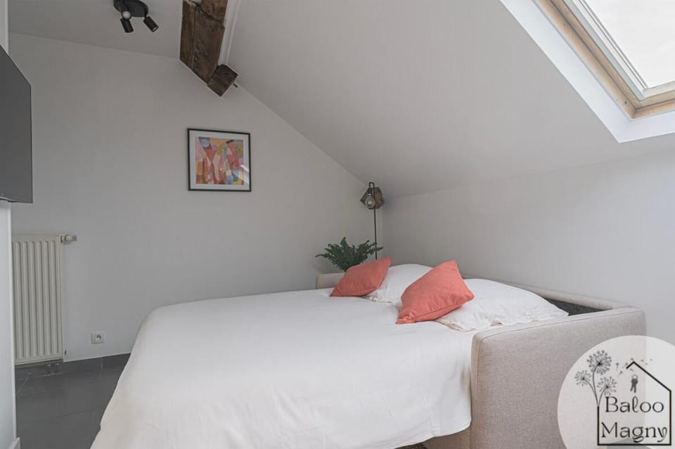 Bed, Photo of the whole room, Bedroom, internet