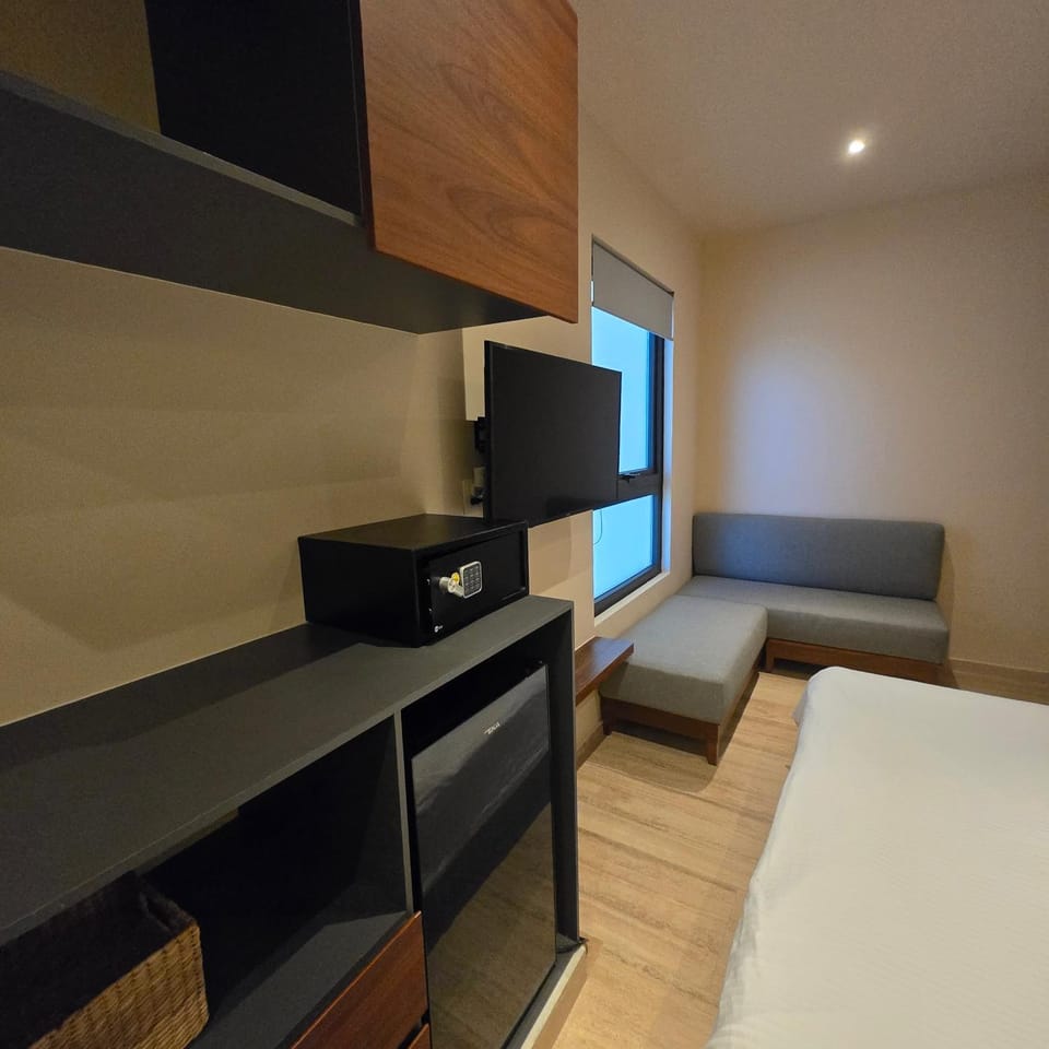 Bed, TV and multimedia, Photo of the whole room, Bedroom