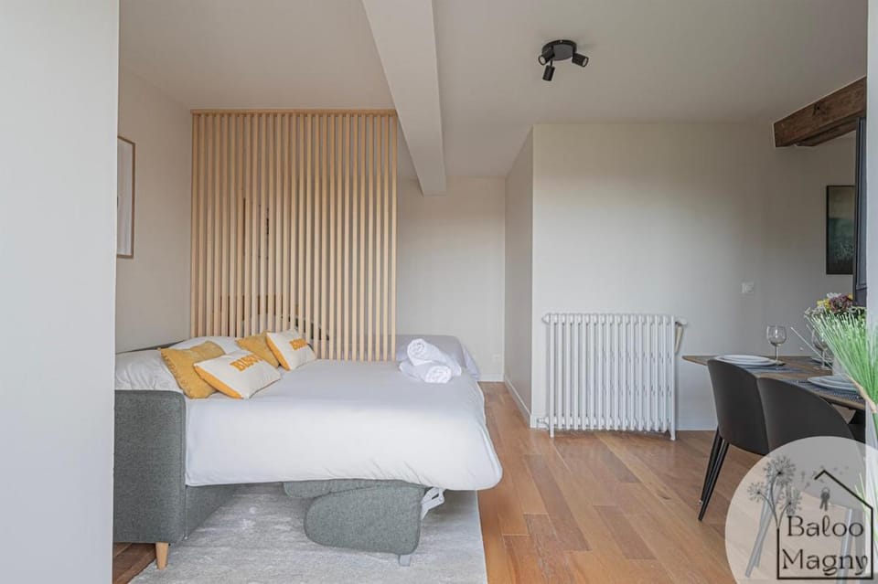 Bed, TV and multimedia, Living room, Photo of the whole room, Seating area, Bedroom, internet